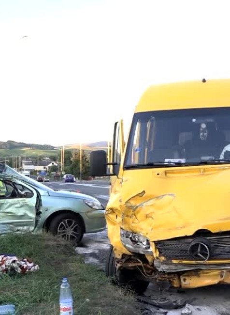 Desaťčlennej ukrajinskej posádke skrížilo cestu osobné auto. Stav jednej zo žien je kritický