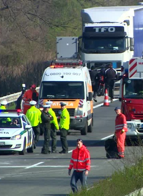 [multi] Diaľnicu D2 museli uzavrieť. Lietali tam autá 1266