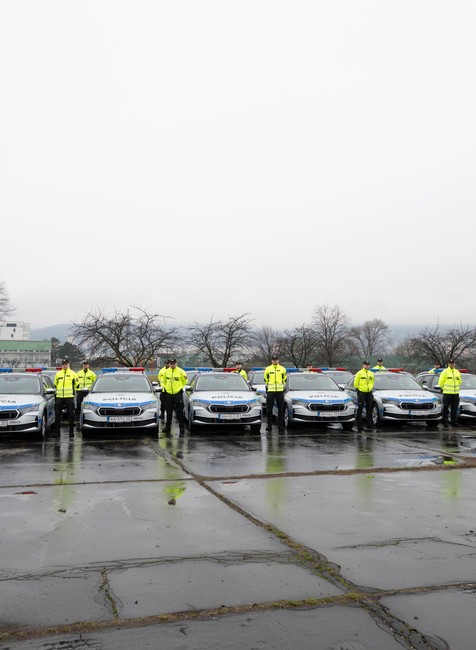 Nové vozidlá Škoda Oktávia, ktoré odovzdali policajtom dopravnej polície Slovenskej republiky