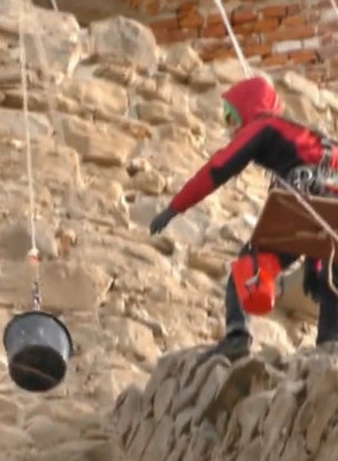 Piliere hradnej veže zachraňujú horolezci.