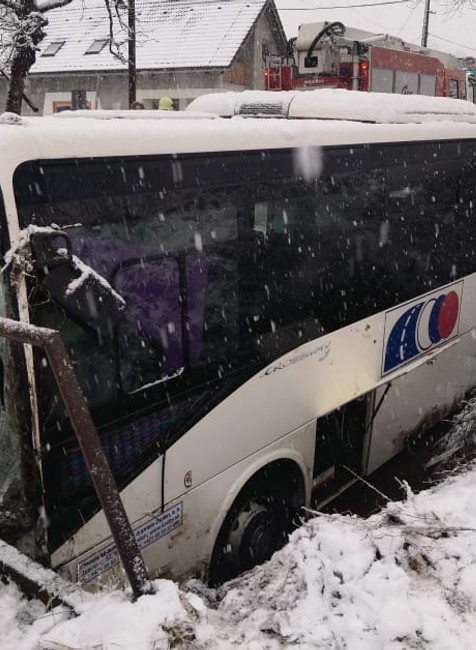 Autobus skončil v priekope