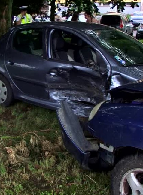 [multi] Vodička videla ako rozbité auto naráža a jazdí krížom, krážom. Rútil sa aj na ňu 1770