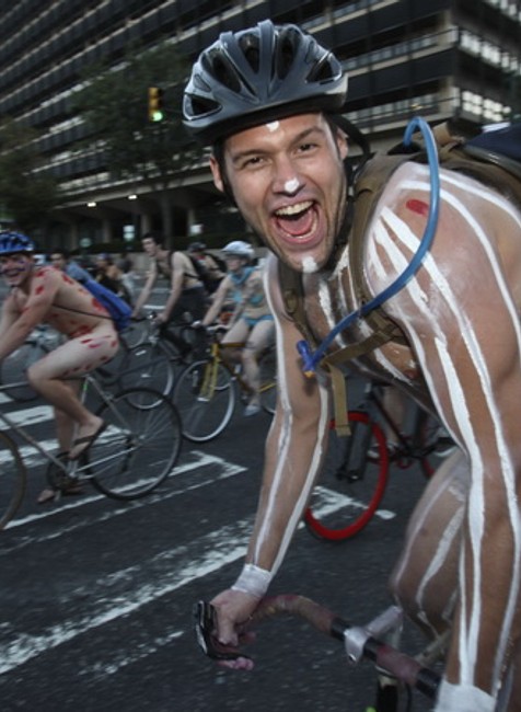 nahi ludia na bicykloch, cyklisti, jeden spredu, zadky