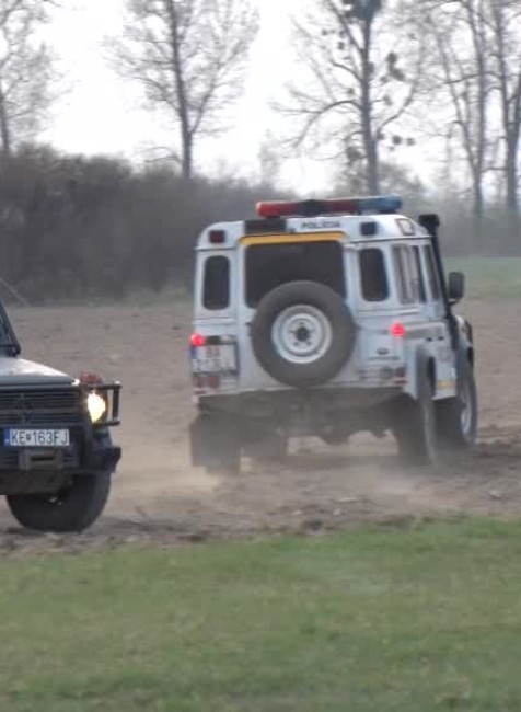 Nebezpečná bomba na poli. Do terénu okamžite vyrazili pyrotechnici