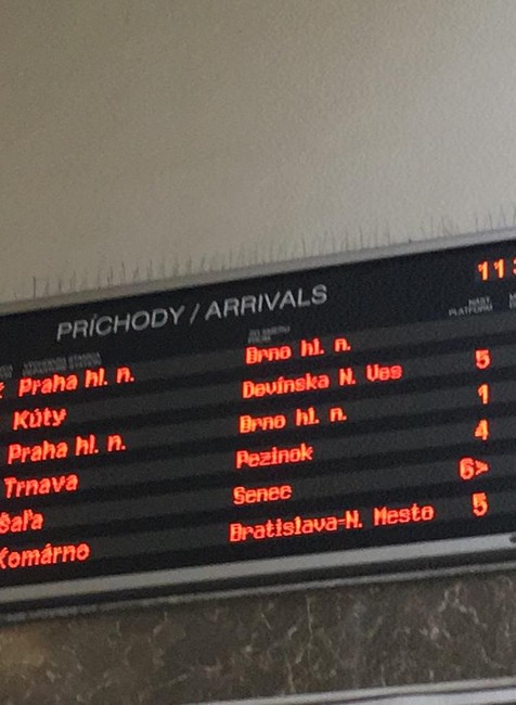 Poľadovica na cestách ochromila MHD. Problémy mali aj vlaky z Čiech na Slovensko