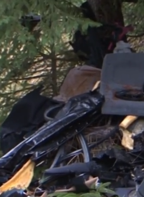 Turisti našli uprostred lesa čiernu skládku s auto-dielmi. Palubná skrinka ukrývala nečakaný obsah