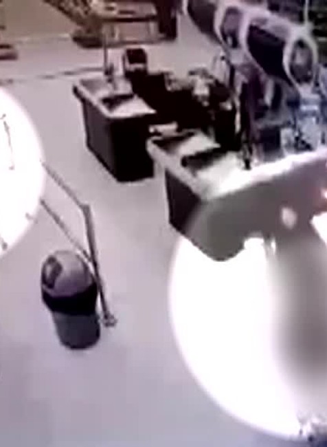 [multi] Muž pre rúško udrel do tváre predavačku. 12089