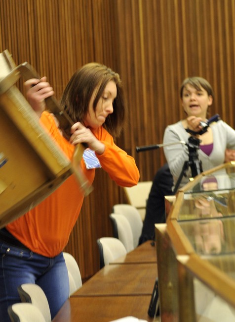 NR SR žena stolička hádže poslanci mimoriadna schôdza 1