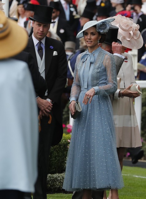 Kate s Williamom na dostihoch