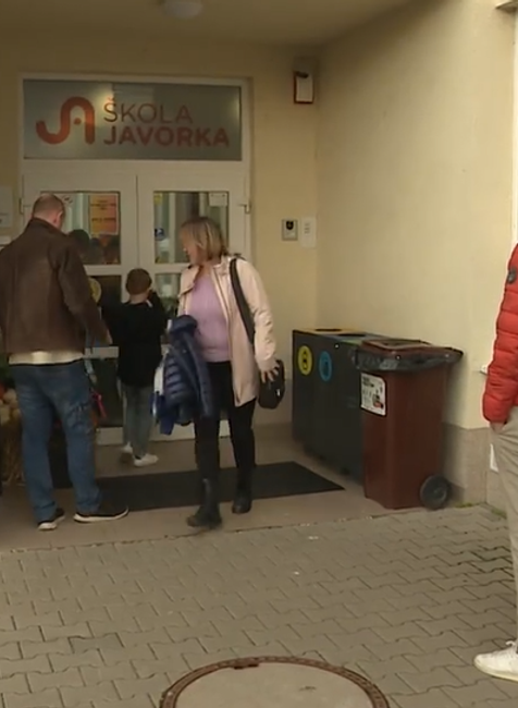 Rodičia pred základou školou