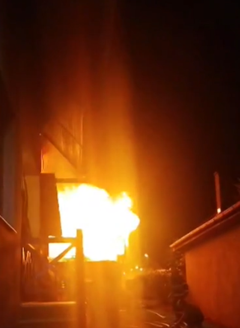 Plamene zachvátili domovú prístavbu. Príčinou požiaru mohlo byť auto