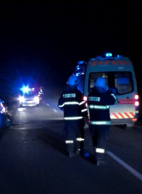 S autom skončil v betónovom mostíku. Záchranár mimo služby neváhal ani sekundu