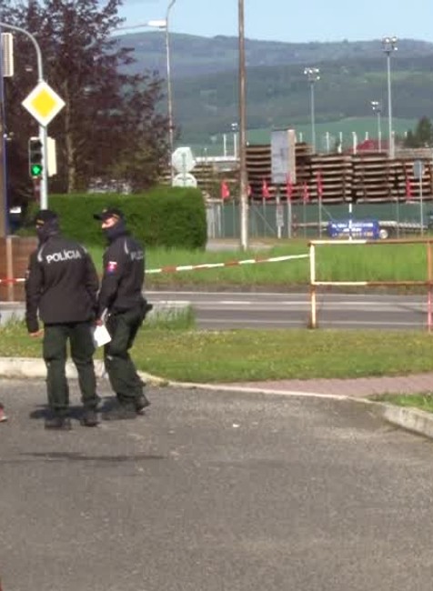 [multi] Na benzínke našli granát. 7101