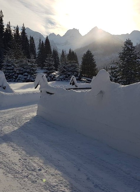 FOTO: V deviatich obciach platí mimoriadna situácia. Pomáhajú aj hasiči