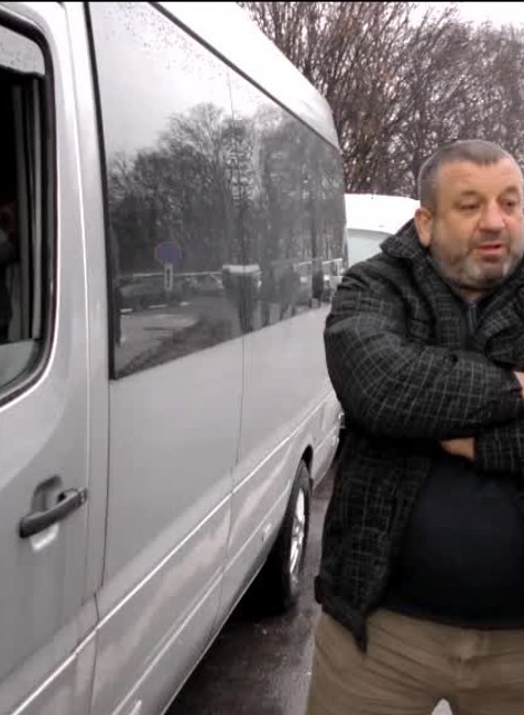 [multi] Cesta na Ukrajinu môže trvať hodiny. Tvoria sa kilometrové kolóny 585