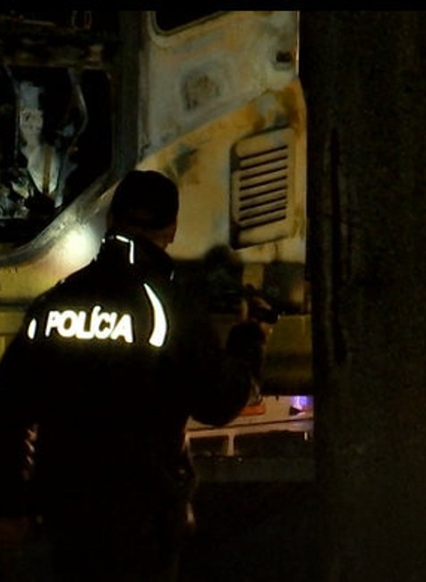 Pri rybníku vypukol požiar. Horeli viaceré vozidlá