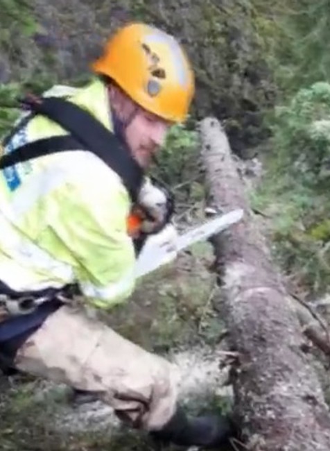 Špecialisti na výškové práce zachraňovali turistickú sezónu v Tatrách. Spíliť museli takmer 30 stromov