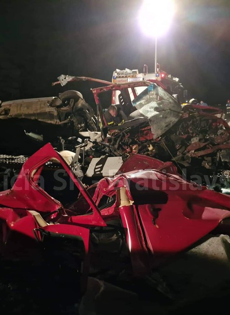 Vodič odťahovej služby narazil na diaľnici do kamióna