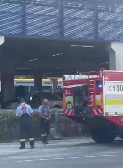 [multi] požiar ikea. 3496