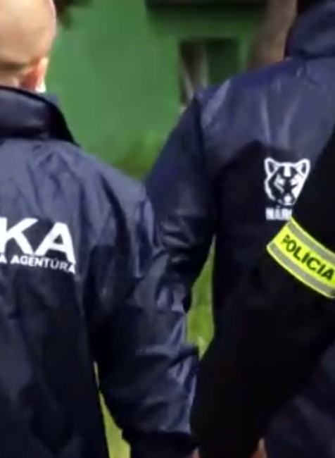 Policajti zatýkali policajtov. 