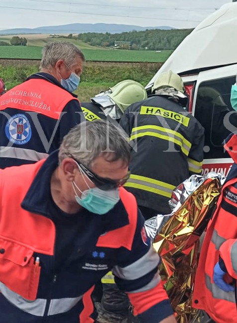 Nehoda sanitky, auta a kamióna