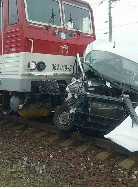 Tragická nehoda na železničnom priecestí. Zrážka s vlakom si vyžiadala dva životy
