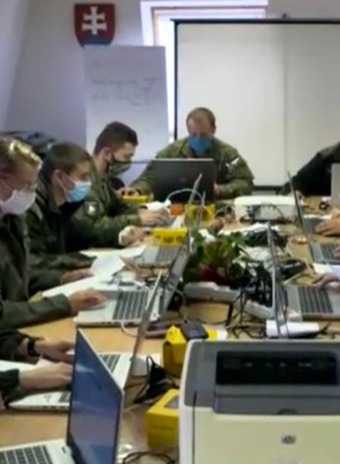 Pomáha vojenský duchovný kaplán.