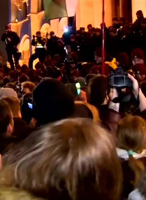 V uliciach Budapešti to vrie. Pred budovou parlamentu sa zišli tisíce ľudí