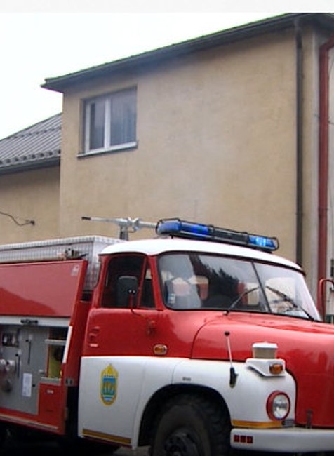 Rozsiahly požiar polyfunkčného domu. Hasiči zasahovali niekoľko hodín