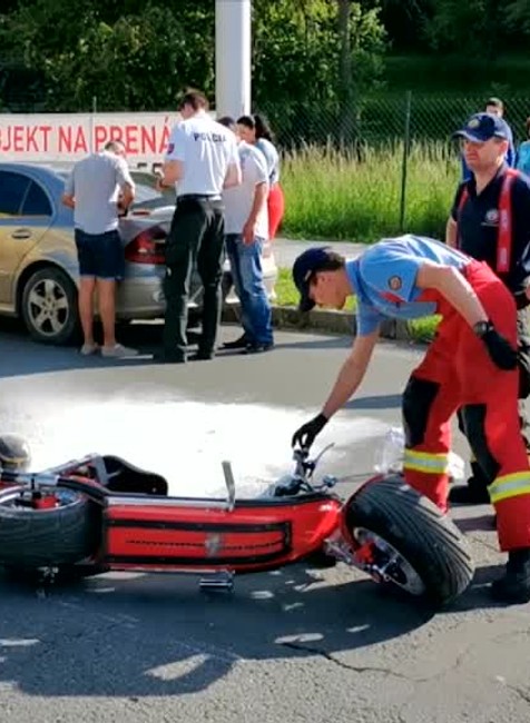 [multi] Do staršieho muža na kolobežke narazilo auto. Napriek prilbe utrpel vážne poranenia 856