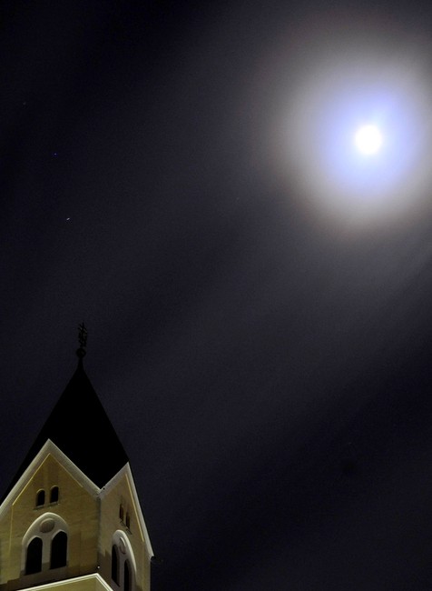 Zatmenie Mesiaca kostol