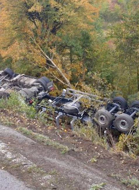 Nehoda kamióna zablokovala cestu pri Strečne, vodič skončil v policajnej cele
