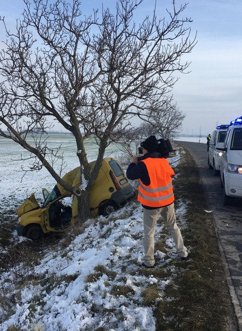Vážna dopravná nehoda. Vodič zišiel z cesty a nabúral do stromu