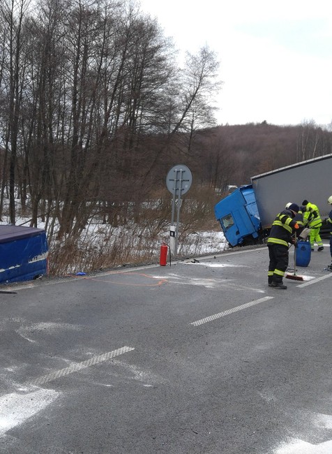 FOTO: Vážna dopravná nehoda pri Svidníku. Cestu uzavreli