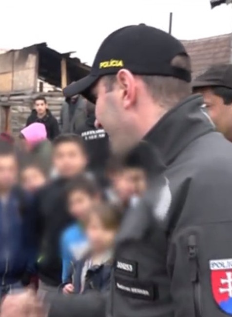 Polícia nerieši len porušovanie zákona. Rodine, ktorej vyhorel dom, priniesli oblečenie