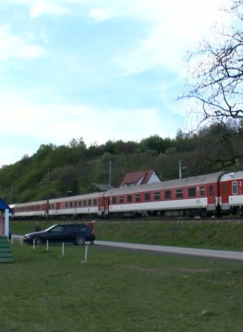 Mladík pod vplyvom alkoholu skočil pod vlak. Zázrakom prežil
