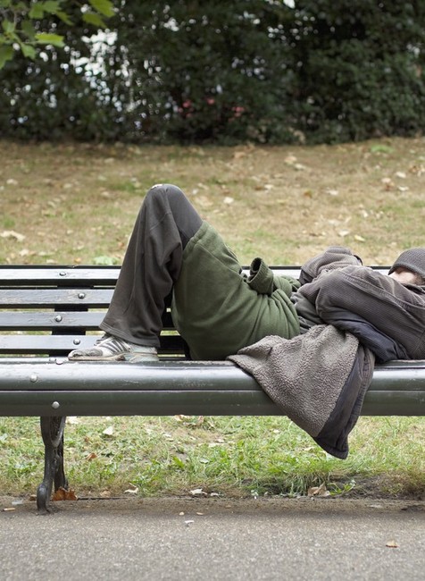 Bezdomovec na lavičke.jpg