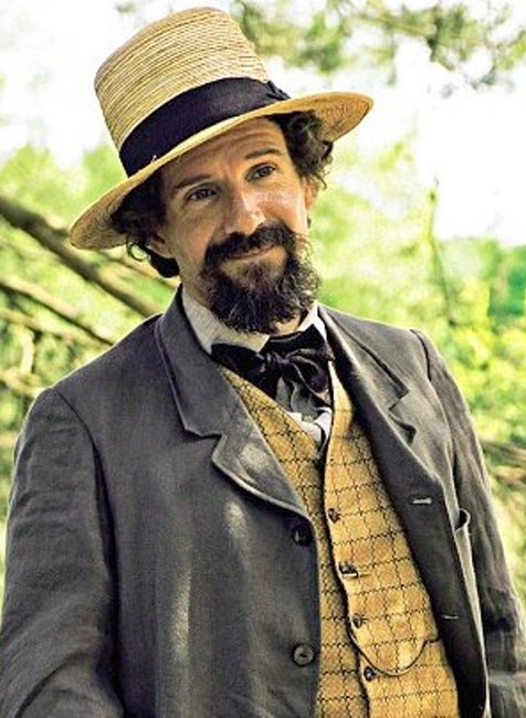 Ako Charles Dickens vo filme The Invisible Woman (2013)