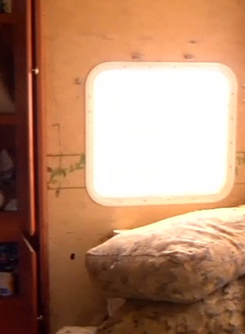 Dvaja muži väznili 11 detí. Podľa polície ich trénovali na strelecký útok v škole