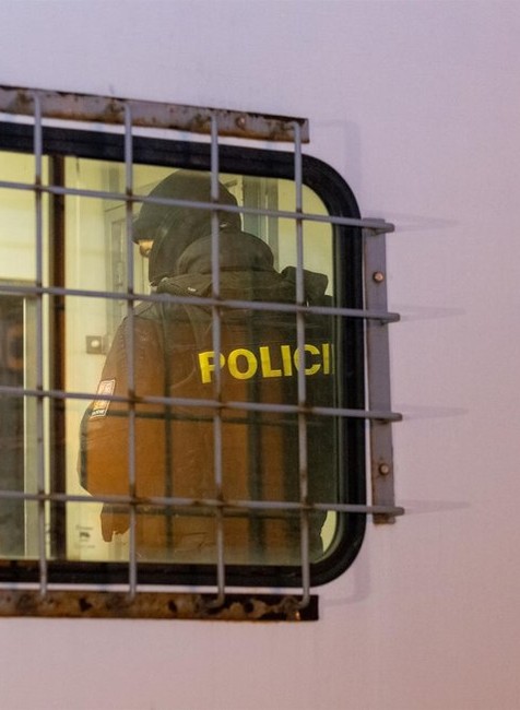 Nočný zásah policajtov v Česku. Prichytili 119 ľudí na ilegálnej párty