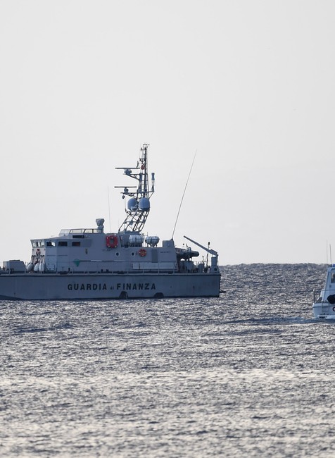 Pátranie po nezvestných z potopenej plachetnice pokračuje