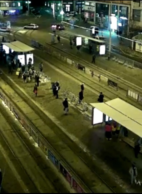 VIDEO: Desivá nehoda v centre Brna. Auto skončilo v zastávke plnej ľudí 