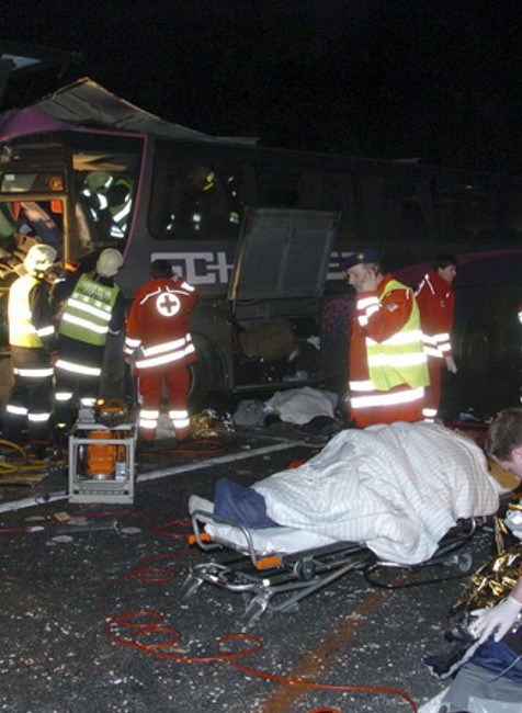 rakusko-zrazeny autobus s kamionmi, hasici policia, na zemi prikryte mrtvoly