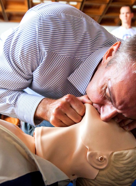 Raši poslanec dýchanie z úst do úst prvá pomoc