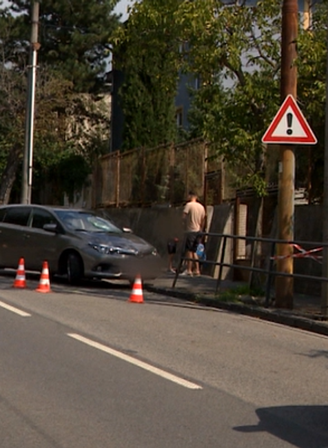 Strach, panika a obrovský šok! Besniaci muž hádzal kamene do áut za plnej premávky