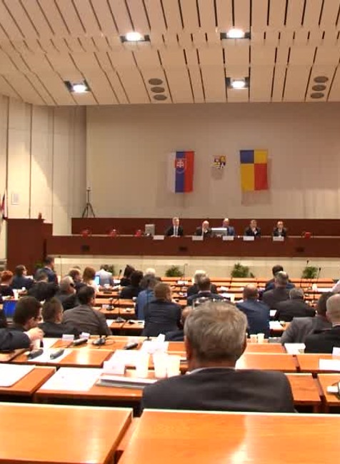 Košickí stredoškoláci vyvolali rozruch. S transparentmi prišli protestovať na zastupiteľstvo