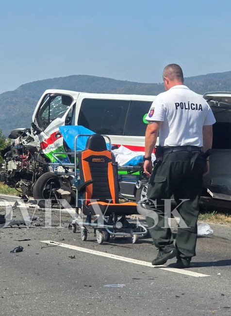 Prevozová sanitka sa zrazila s osobným autom