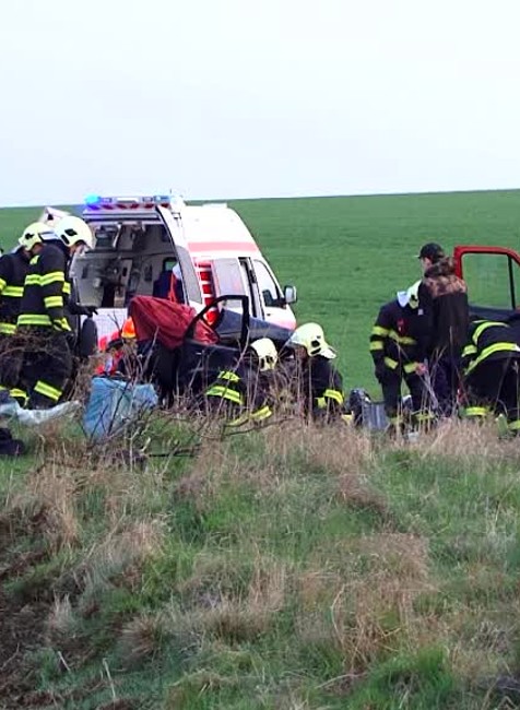 Mrazivý pohľad na auto po náraze do stromu. Polícia už pozná príčinu nehody