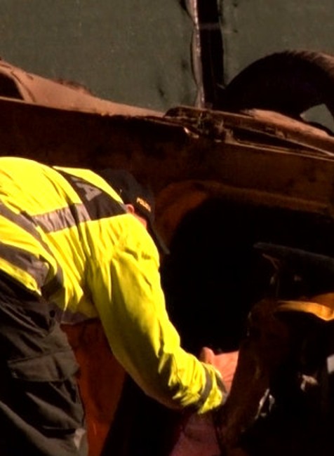 Mladík, ktorý viezol svojich kamarátov, vyletel z cesty. Nehoda si vyžiadala jednu obeť