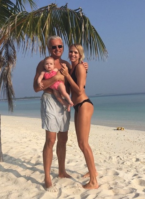 Elena Perminova s najmladšou dcérou a manželom